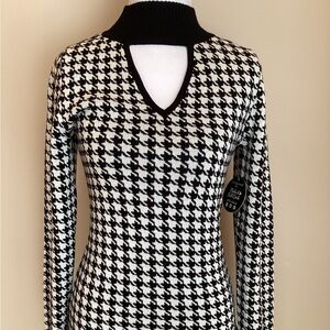 #193 Beautiful & Flattering Black & White Houndstooth Sweater key hole opening
